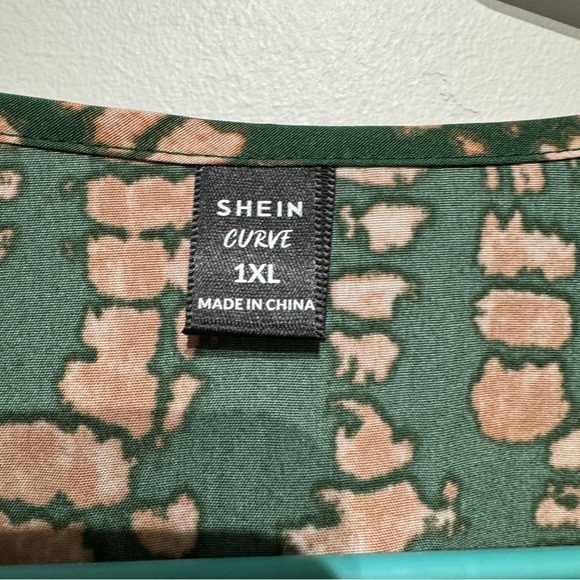 SHEIN Green and Tan Patterned Short Sleeve Blouse. Size 1XL - Picture 2 of 6